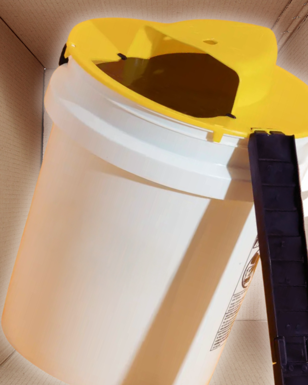 THE CHEEZYBUCKET LID TRAP.